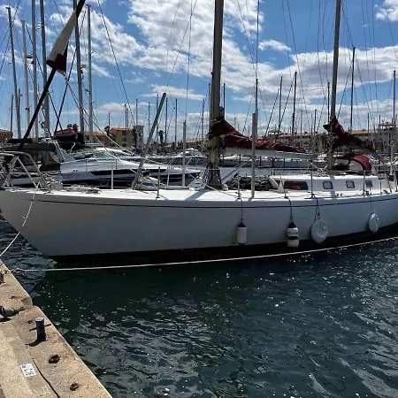 Båthotell Tanimara